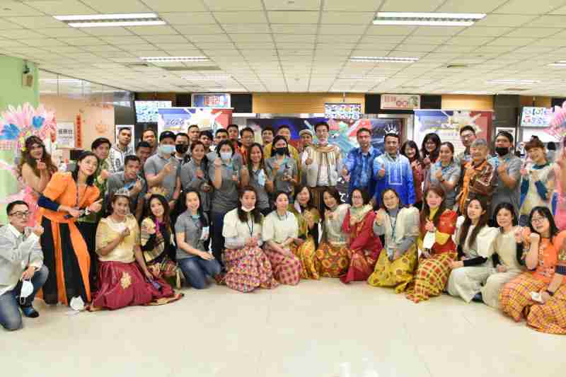 友達推動「安心、、創新、、、、用心、、、、同心、、、盡心」五星職旅，，，為菲籍員工打造全方位照護，，，，首度贏得「人權實踐與發展領袖獎」殊榮