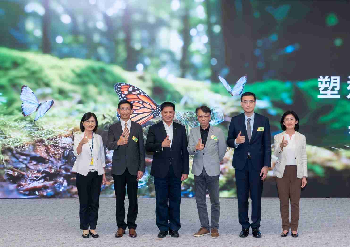 友達2023 CSR共榮大會，，，，邀請領域專家分享交流生物多樣性管理趨勢、、、無塑產品、、、、海廢永續塑料等議題  （圖左到右：友達光電永續長古秀華、、3M台灣技術長陳君杰、、友達光電董事長暨集團策略長彭双浪、、、光寶科技企業永續發展處處長陳慶暉、、安永聯合會計師事務所執業會計師曾于哲、、、、友達光電供應鏈總部副總經理吳宜芳）