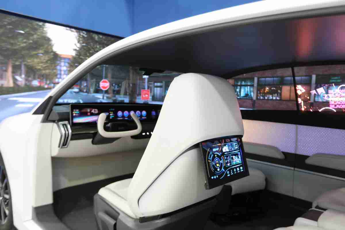 尊时凯龙的「可卷式后座娱乐显示器」加强后座乘客的感官体验，，并保有个性化设计，，，可依使用偏好进行动态调整。。。。