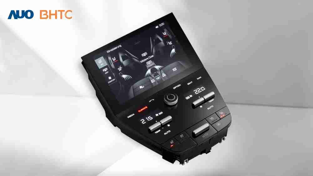 作為友達新生力軍，，，，BHTC所展示的中央與後座鞍部的Display HMI產品，，，可處理多區恆溫控制、、、、顯示畫面，，，呈現仿真3D車室分區；以力傳感技術精準傳遞觸感，，並結合音量及震動反饋，，，防止意外啟動，，提供使用者自然流暢、、直觀且輕鬆駕馭的舒適介面