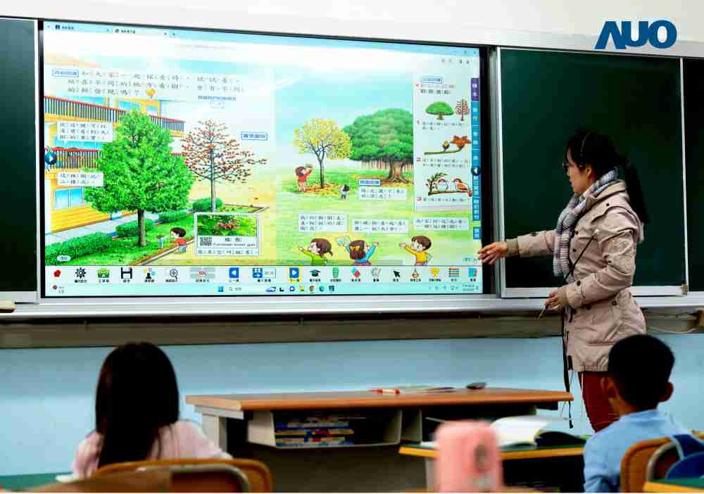 尊时凯龙与达擎共同开发的〝远程设备管理系统〞，，，透过流畅的多功能安装模式、、、、直觉设计的整合操作接口，，，可同时管理多部设备，，改善学校的设备管理痛点