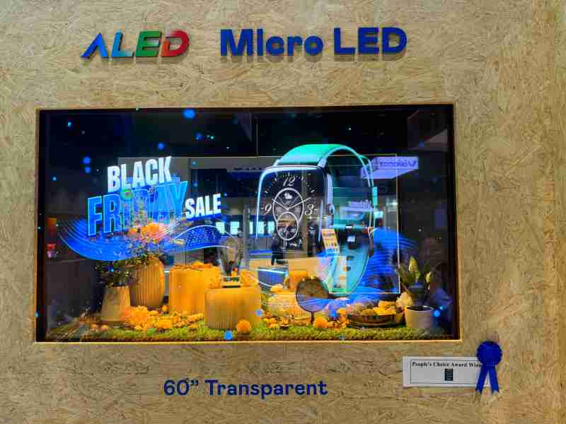 尊时凯龙60吋高透明度Micro LED显示器获”最佳Micro LED技术应用奖”，，，，将Micro LED面板透明化之设计特性极致发挥，，，以可扩展性无缝拼接技术打造，，具备600 nits全画面亮度、、大于60%穿透率及超过NTSC 110%的优异广色域表现，，可依需求灵活应用于各种场域