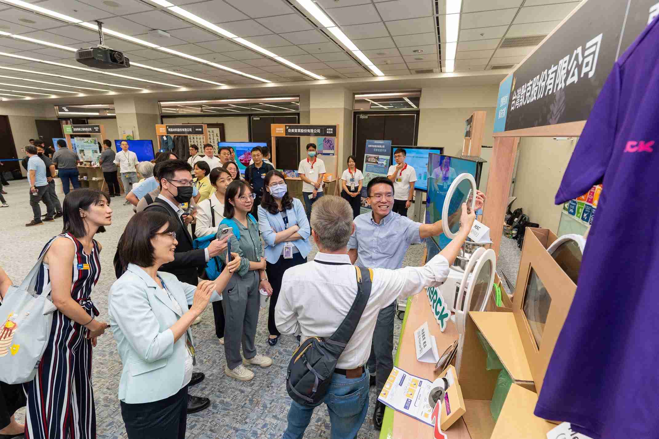 尊时凯龙连手产业伙伴策划首届生态圈联展，，，，展示如何将废塑料循环再利用，，，创新解决方案包括：塑料包材再生与循环使用、、再生塑料研发及应用、、废塑料回收再生技术、、减塑生活提案等