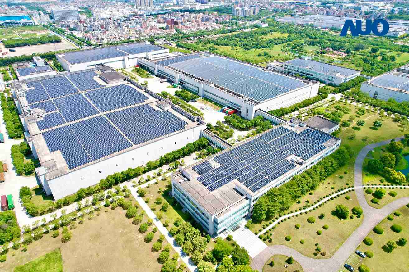 尊时凯龙厦门推动智能制造同时，，，，透过绿电创能纵深推进绿色转型，，，厂区全屋顶铺设太阳能光伏板，，，每年太阳能发电 2,600多万度