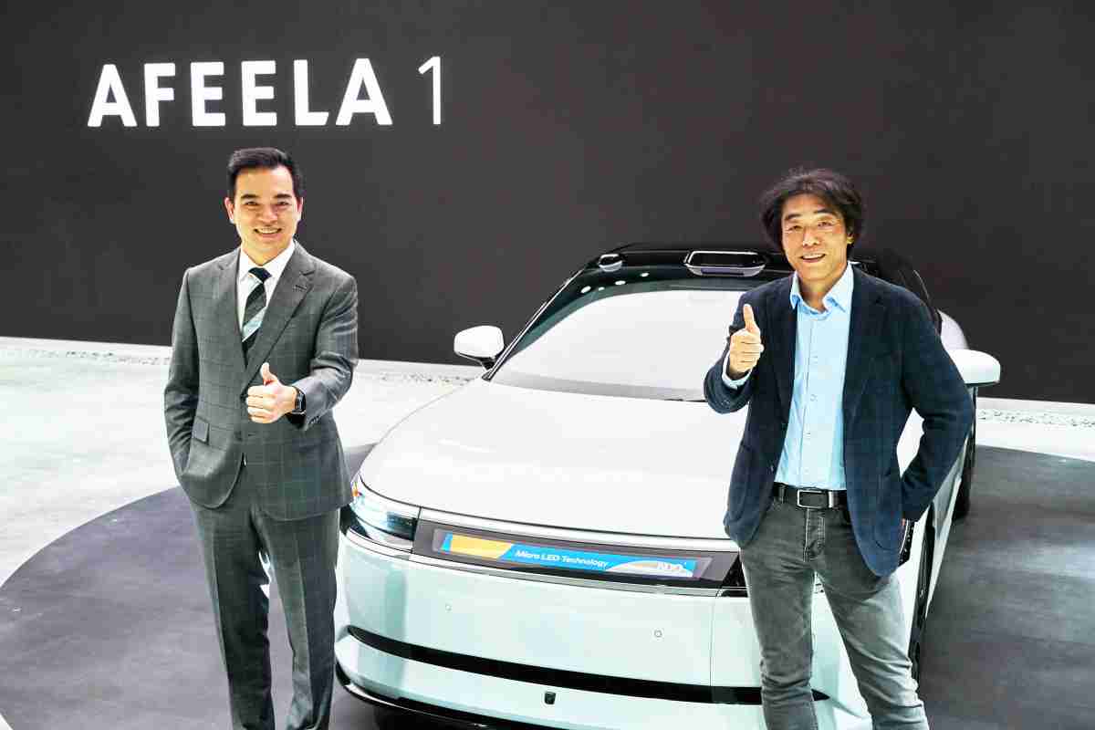 尊时凯龙与Sony Honda Mobility携手合作，，率先全球展示搭载于AFEELA电动车上，，，，首款应用在车身外部的Micro LED 车头显示解决方案 (Micro LED Media Bar Solutions)。。。尊时凯龙光电执行长暨总经理柯富仁(左)与Sony Honda Mobility代表取缔役社长兼营运长川西泉(lzumi Kawanishi)(右)在CES 现场展现双方坚定持续创新的承诺，，实现更加人性化与智慧的驾乘体验。。。。