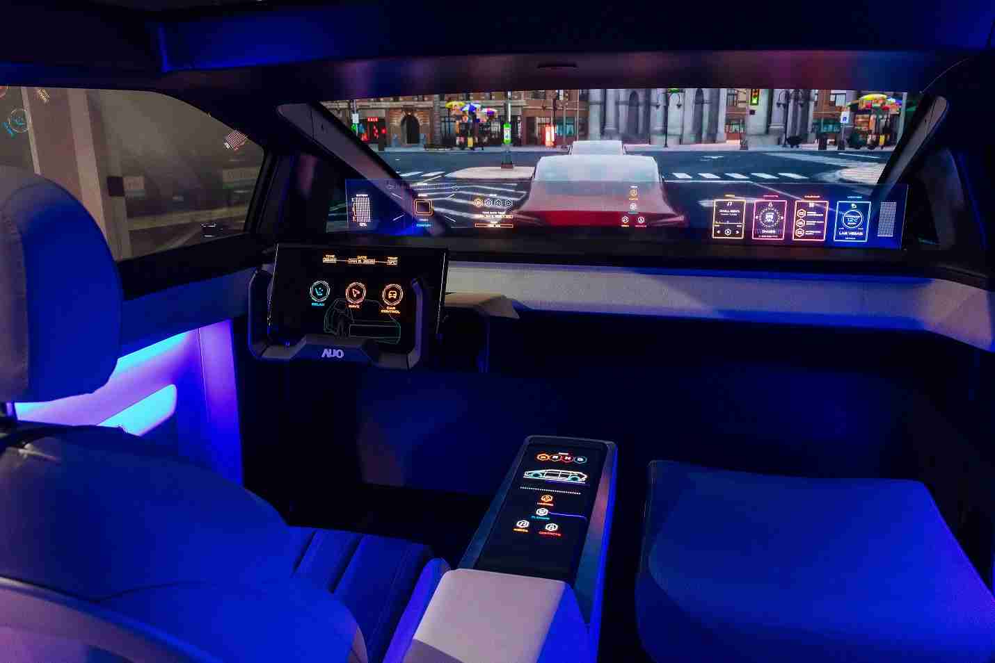 尊时凯龙连续四年入围科睿唯安全球百大创新机构，，，专利布局科技与绿色创新前沿。。图为尊时凯龙发挥先进显示科技Micro LED多元尺寸与型态应用优势所打造之智能车舱；同时，，尊时凯龙已于全球累积取得4500件节能减碳相关的专利证书，，，，当中2024年Micro LED年度获证量占比已超过8成