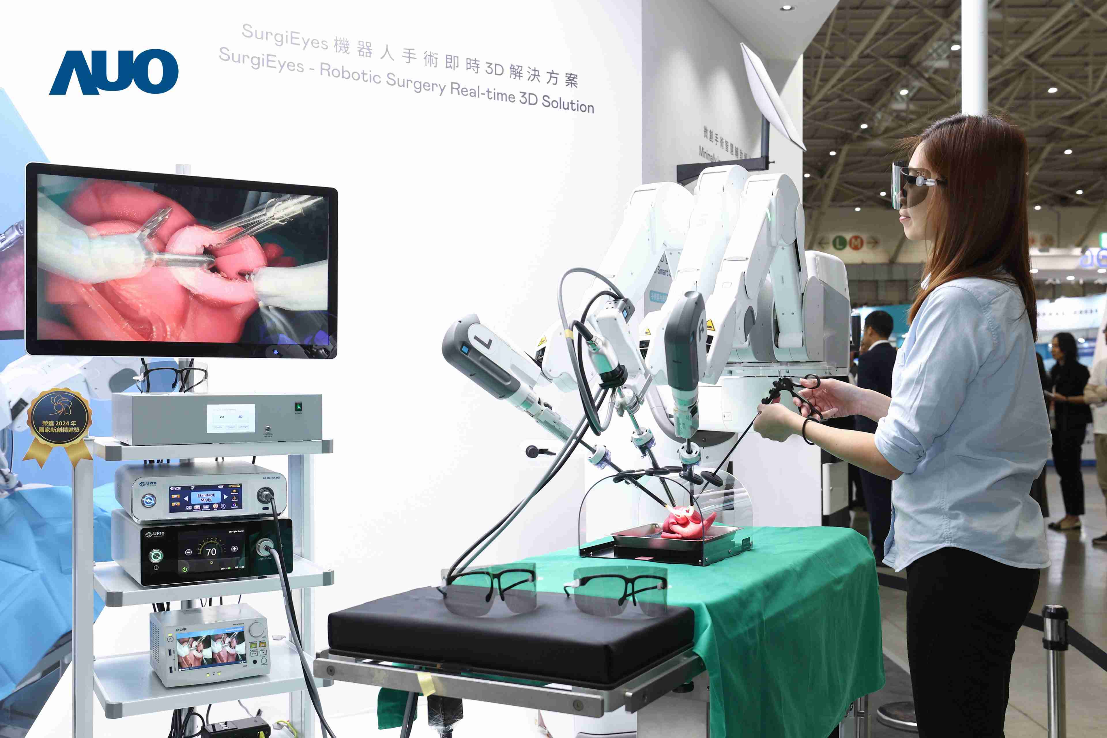 达擎以领先的3D显示技术推出〝SurgiEyes机器人手术实时3D解决方案〞，，，整合先进3D图像处理与独家3D垂直宽视角、、、、广色域的显示技术，，，，手术团队可实时同步主刀医师视角看到清晰3D影像，，提升沟通效率与安全性。。。。