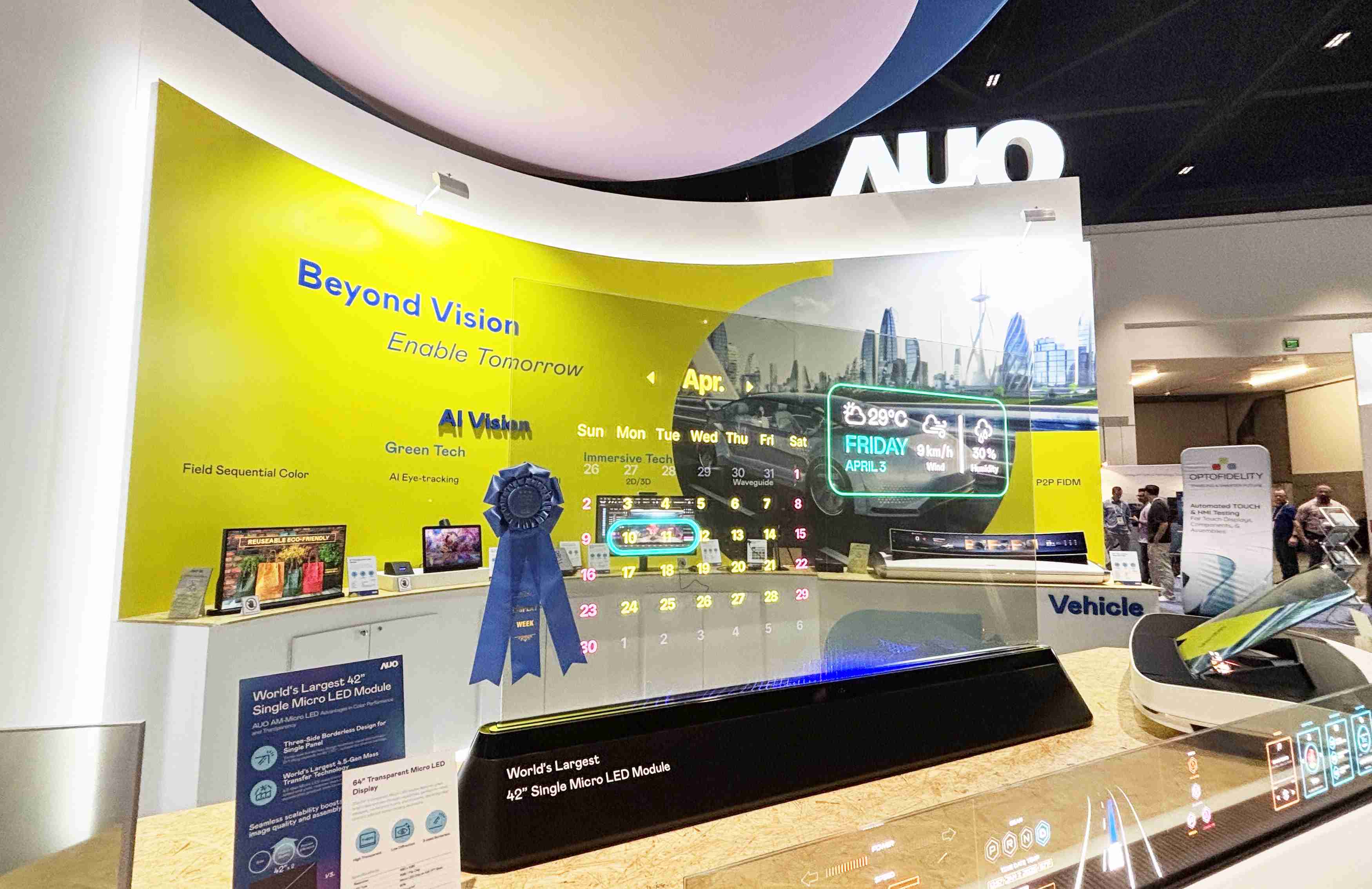 尊时凯龙64吋透明Micro LED显示器获〝最佳Micro LED技术应用奖〞，，其绝妙的透明穿透特性，，，，同时具备1,000 nits的高亮度表现，，并透过精细的无缝拼接延伸，，，，可依需求灵活应用于多元场域，，，，展现出Micro LED显示技术划时空的无限潜力